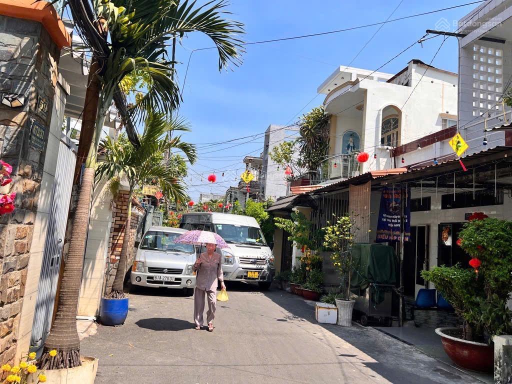 Hẻm xe hơi thông vào nhà  160m2  ngang gần 6m  nở hậu  4 tầng  thống nhất gv  chỉ 13,5 tỷ tl