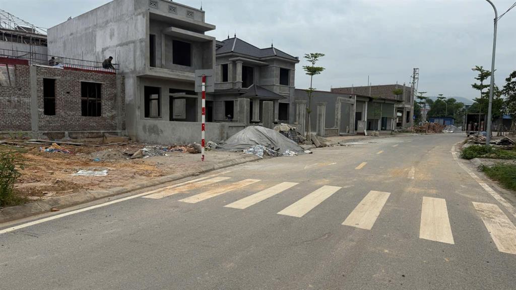 CÁC BÁC LƯU Ý ,GIÁ CHƯA ĐẾN 2 TỶ ,DIỆN TÍCH GÀN 350 M ,LÔ GÓC 2 MẶT TIỀN ,THẬT PHÙ HỢP