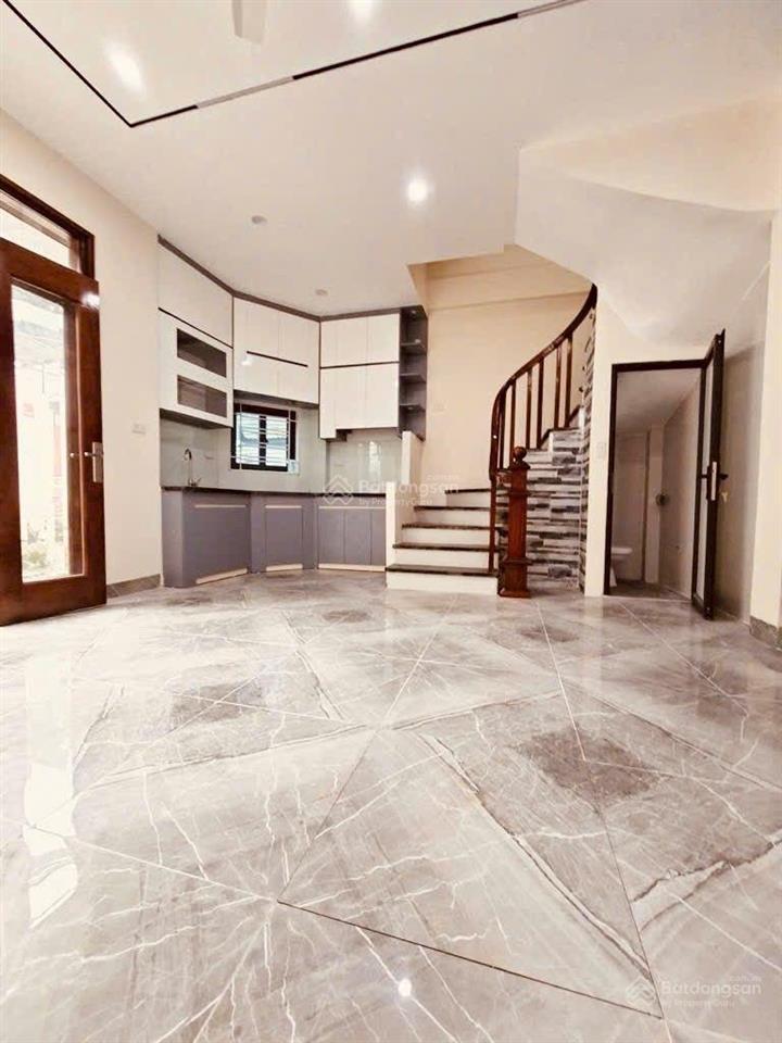 Bán nhà lô góc dân xây cự khối long biên 6 tỷ 35m2 mt 4.5m 5 tầng gần đường 25m và công viên