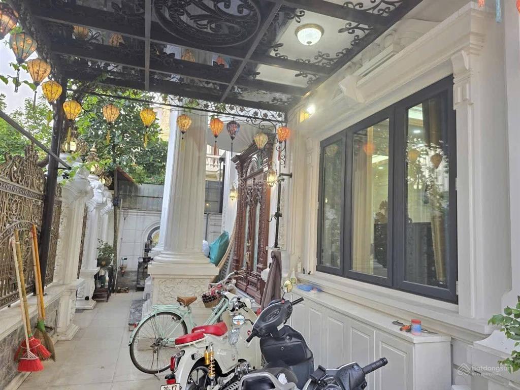 Bán biệt thự đẳng cấp phố việt hưng long biên 90 tỷ 255m2 5 tầng mt 30m kd vỉa hè gần công viên
