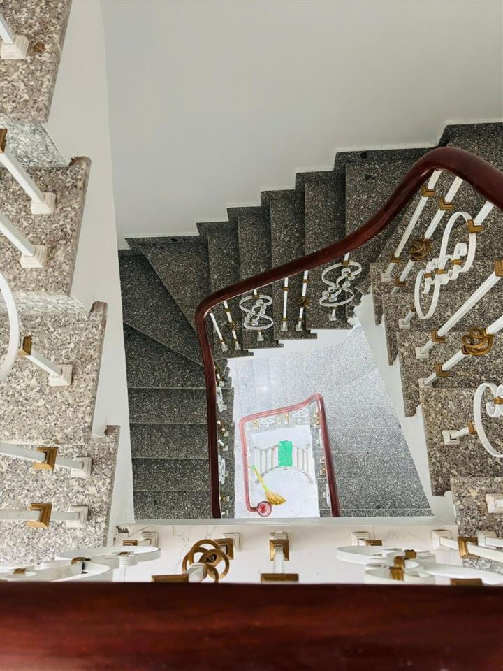 Bán nhà mặt ngách thạch bàn long biên nhỉnh 7 tỷ 50m2 5 tầng mt 4m ô tô kinh doanh gần trường cấp 3