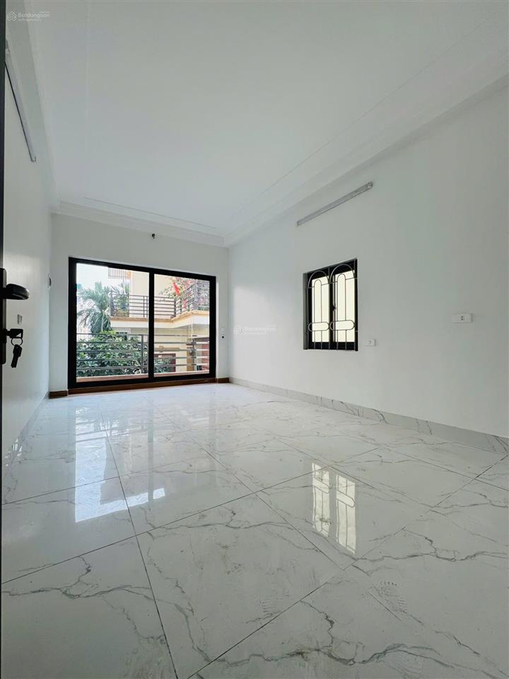 Bán nhà mặt ngách thạch bàn long biên nhỉnh 7 tỷ 50m2 5 tầng mt 4m ô tô kinh doanh gần trường cấp 3