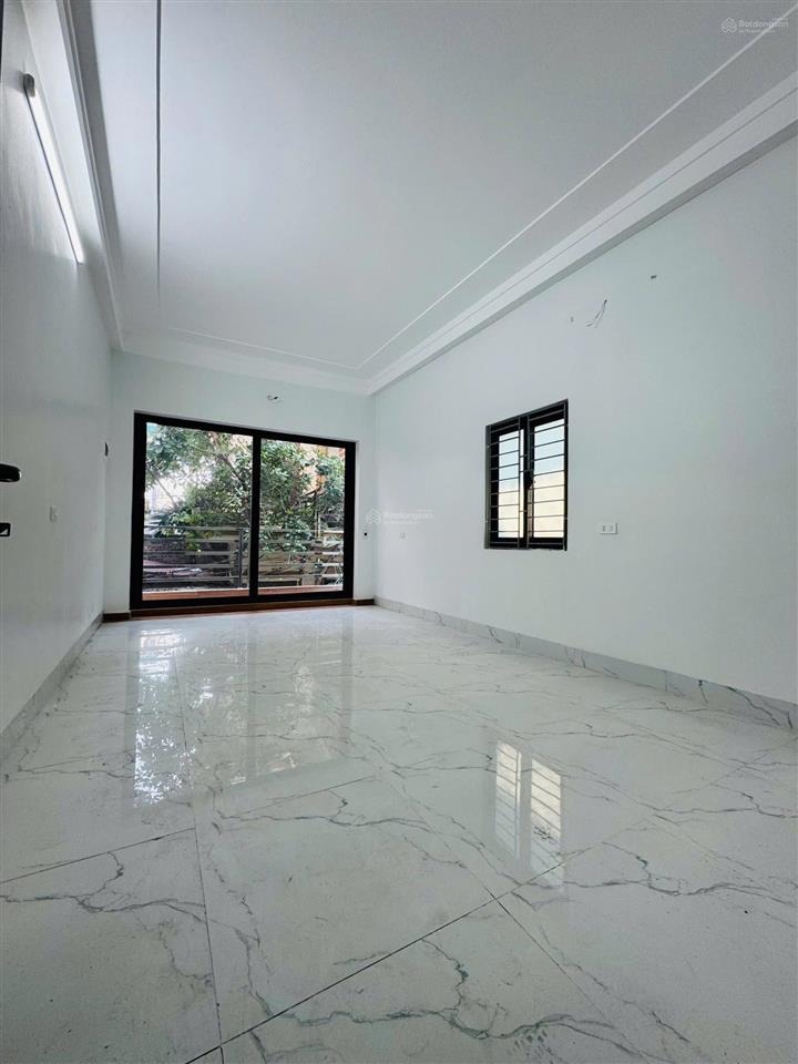 Bán nhà mặt ngách thạch bàn long biên nhỉnh 7 tỷ 50m2 5 tầng mt 4m ô tô kinh doanh gần trường cấp 3