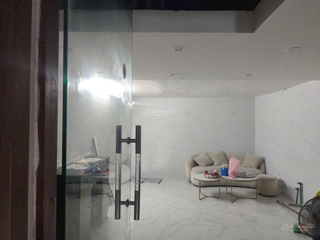 Cho thuê nhà phố hàng lược hoàn kiếm 10 triệu 33m 2 tầng ở và kinh doanh gần mặt phố và chợ