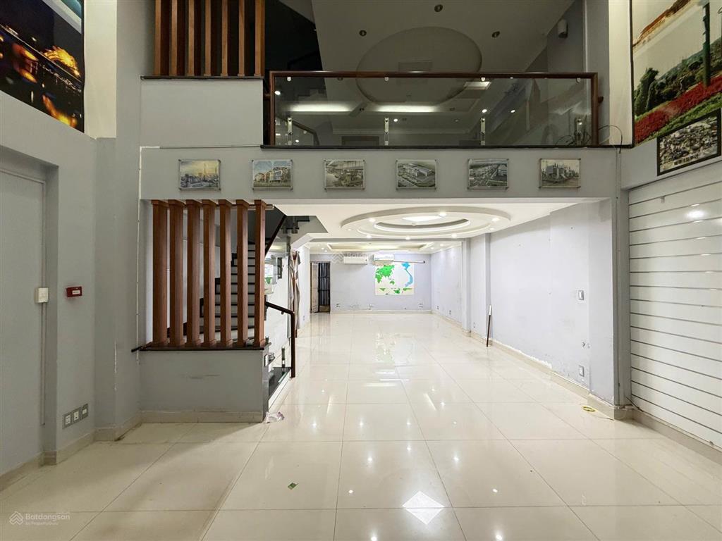 Cho thuê mặt bằng kinh doanh 8x18,5m