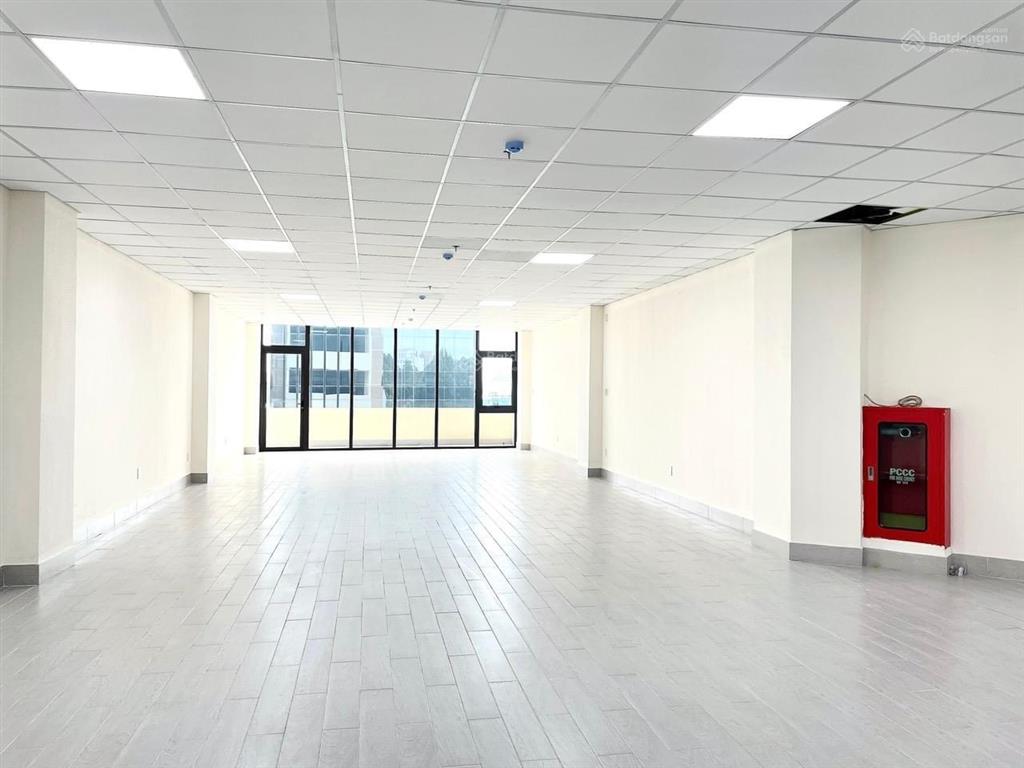 Cho thuê tòa nhà thành thái, phường 14, quận 10, dt 9x20m, hầm trệt 5 lầu, ốp full kính