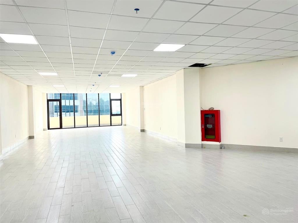 Cho thuê tòa nhà thành thái, phường 14, quận 10, dt 9x20m, hầm trệt 5 lầu, ốp full kính