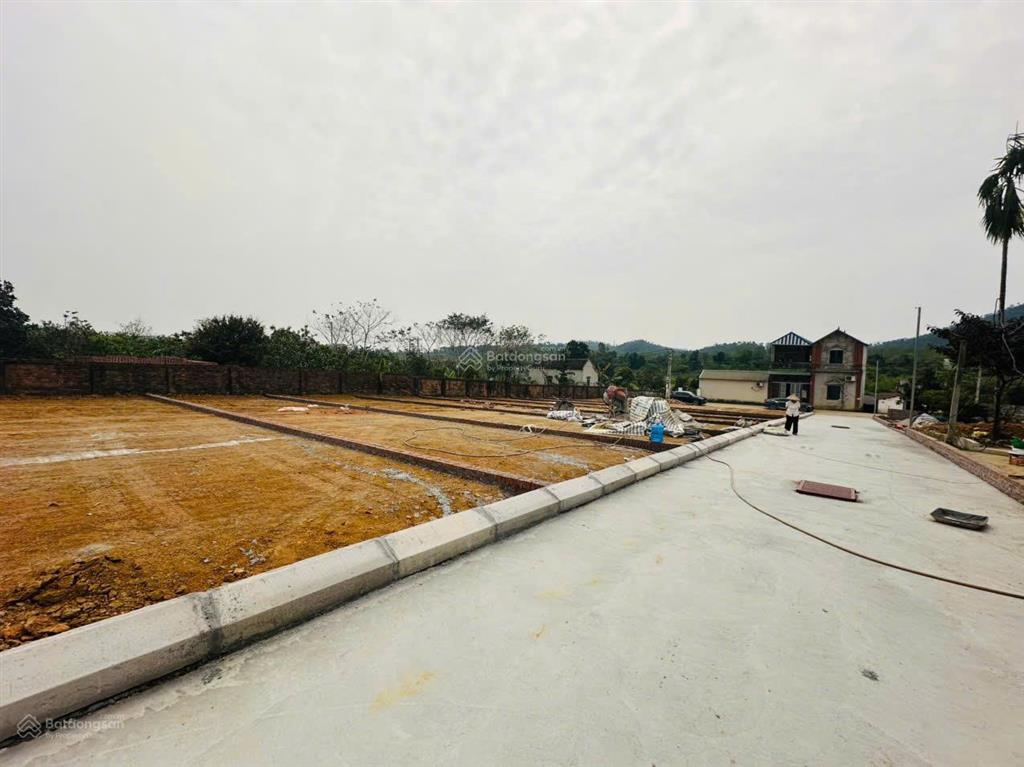 Chủ cần tiền bán nhanh lô góc 120m2 hòa thạch ngay quốc lộ 21a đi vào giá chỉ nhỉnh 20 tr /m2