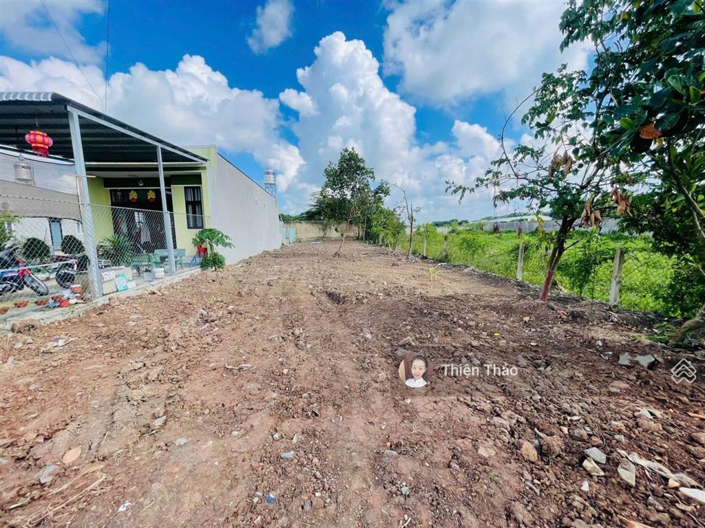 Bán gấp đất mặt tiền trần quang đạo, tân thông hội. 409m2. giá cực tốt để đầu tư. sổ sẵn sang tên