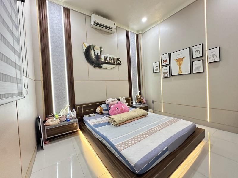 Bán nhà 3 Tầng Dĩ An,SHR thổ cư,đường 2 ô tô thông thoáng,gần Vincom Dĩ An
