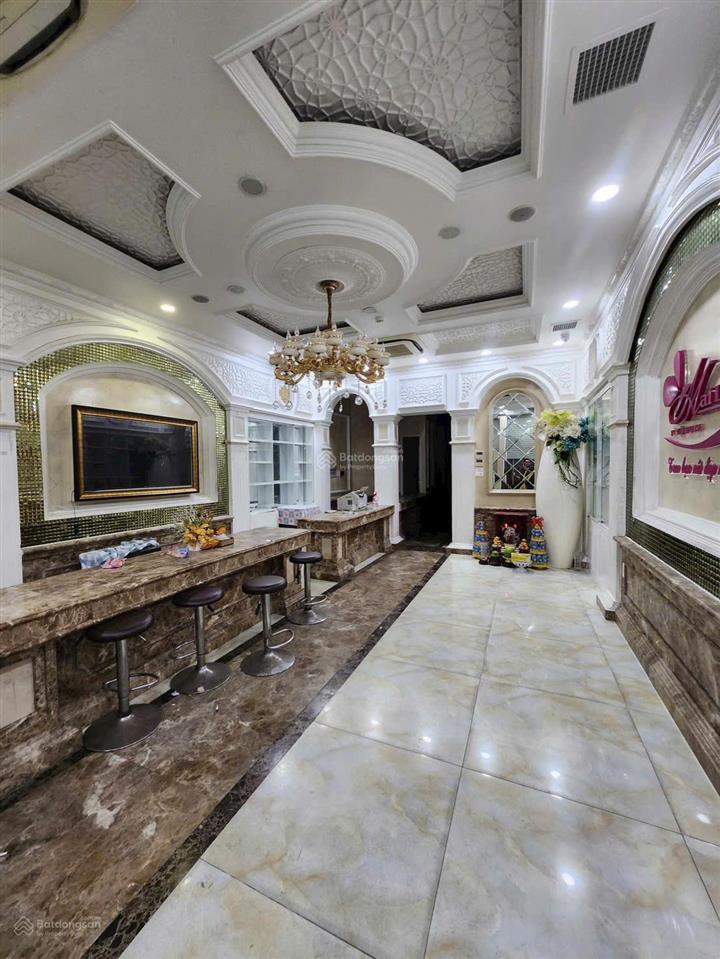 Cho thuê tòa nhà mặt tiền đường lớn trung tâm quận phú nhuận, kiến trúc sang trọng