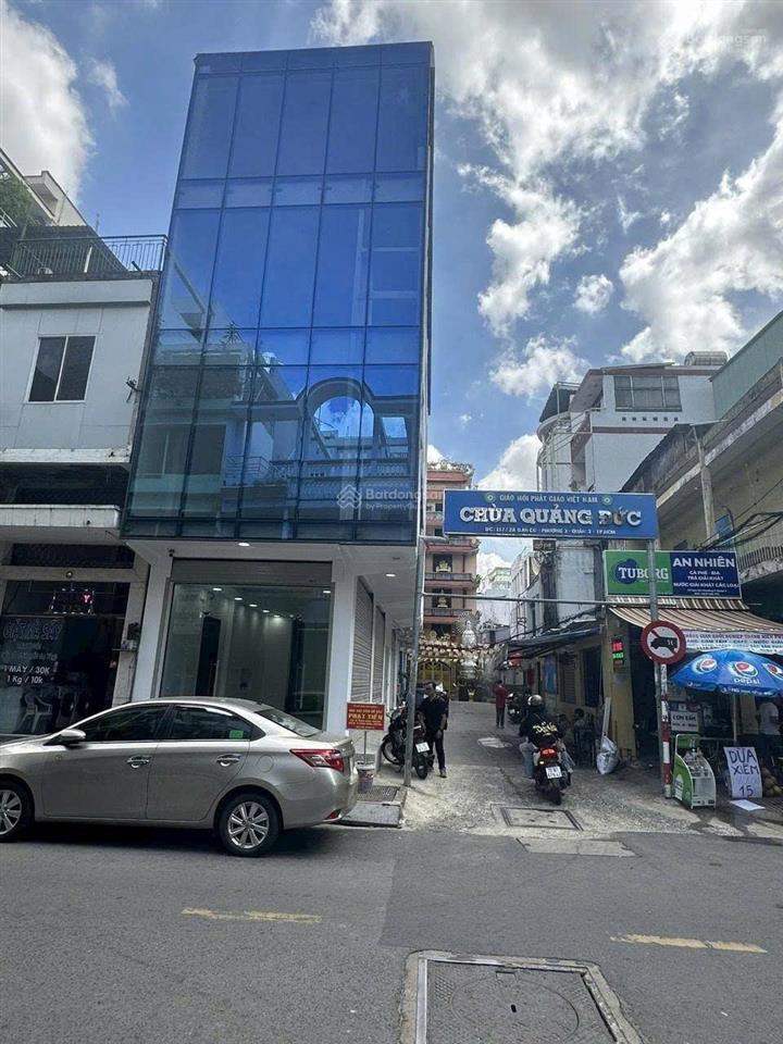 Cho thuê tòa nhà mặt tiền đường lớn trung tâm quận phú nhuận, kiến trúc sang trọng