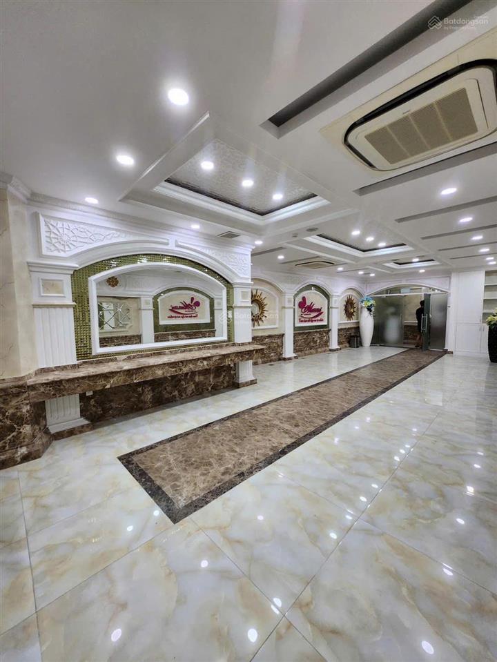 Cho thuê tòa nhà mặt tiền đường lớn trung tâm quận phú nhuận, kiến trúc sang trọng