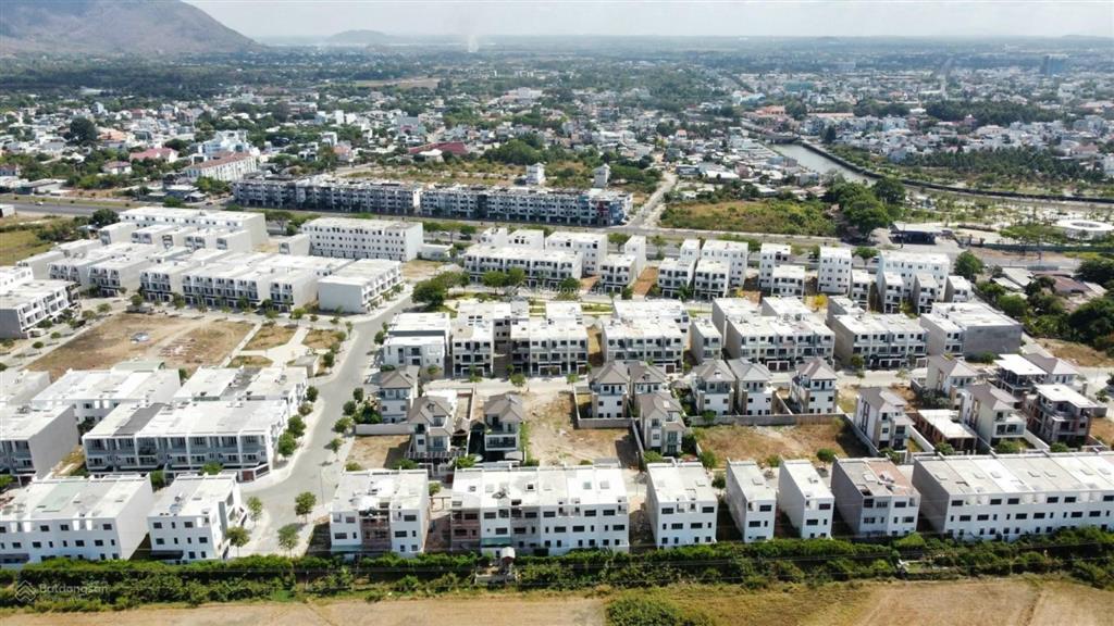 Bán gấp nền đất bà rịa city gate, giá 1.9 tỷ. mặt tiền ql 51, gần siêu thị go 0775 707 *** phạm yến