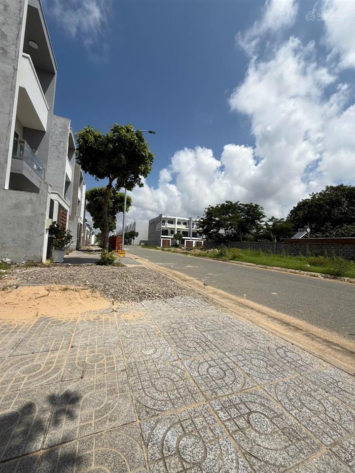 Cần bán gấp lô đất nền bà rịa city gate tp hcm 110m2 giá 1.550 tỷ,  phạm yến 0775 707 ***