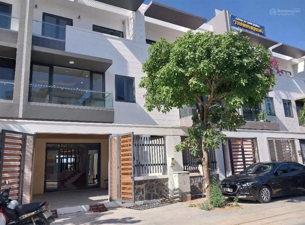 Bán gấp căn nhà phố bà rịa city gate  giá 5.9 tỷ, sổ hồng riêng. phạm yến 0775 707 ***