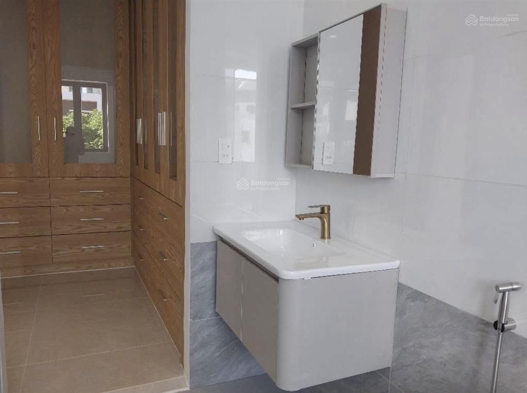 Bán gấp căn nhà phố bà rịa city gate  giá 5.9 tỷ, sổ hồng riêng. phạm yến 0775 707 ***