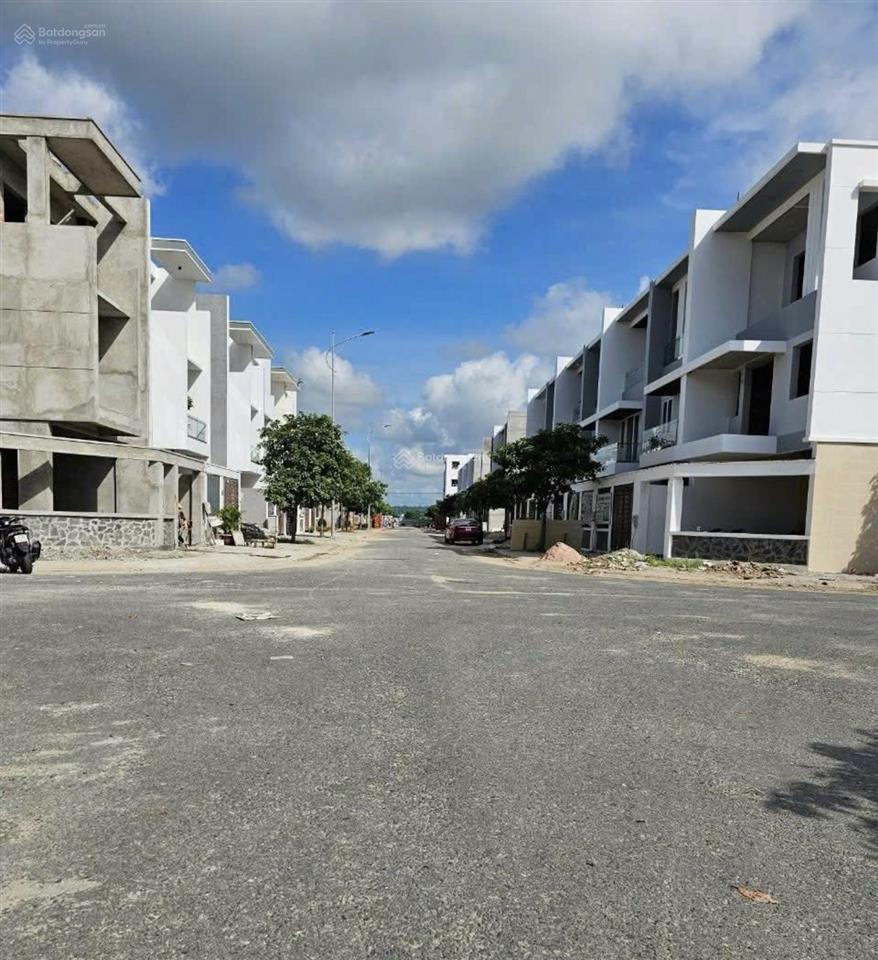 Cần bán gấp nhà phố 3 lầu 120m2 khu bà rịa city gate, trung tâm bà rịa. giá 4.050 tỷ 0775 707 *** yến