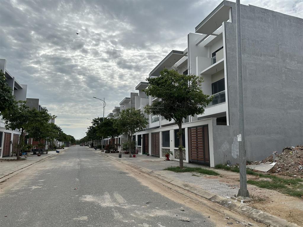 Cần bán gấp nhà phố 3 lầu 120m2 khu bà rịa city gate, trung tâm bà rịa. giá 4.050 tỷ 0775 707 *** yến