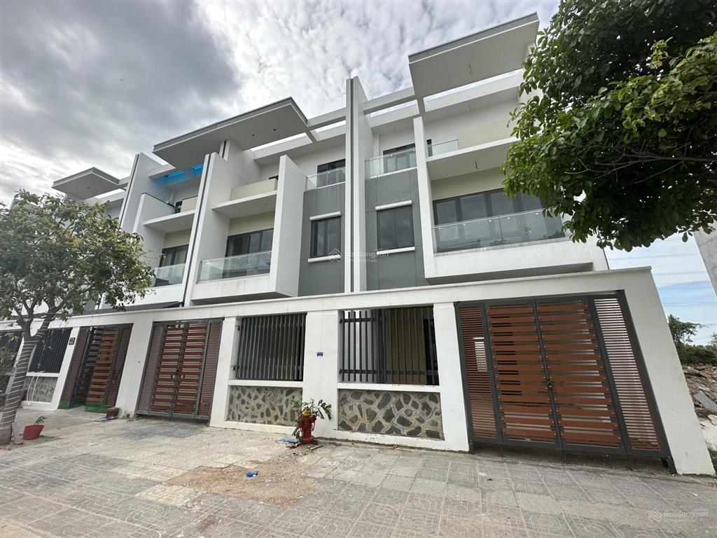 Cần bán gấp nhà phố 3 lầu 120m2 khu bà rịa city gate, trung tâm bà rịa. giá 4.050 tỷ 0775 707 *** yến