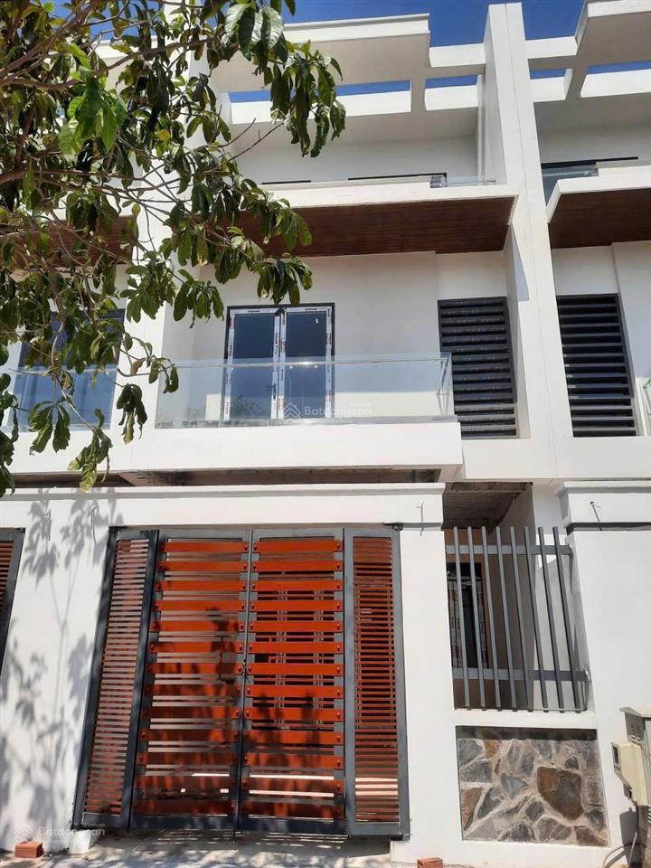 Cần bán gấp nhà phố 3 lầu 120m2 khu bà rịa city gate, trung tâm bà rịa. giá 4.050 tỷ 0775 707 *** yến