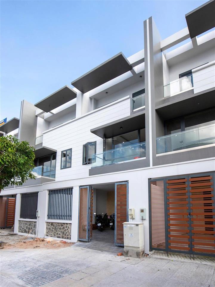 Bán gấp nhà phố 1 trệt 2 lầu 4 tỷ trung tâm bà rịa 120m2 đã có sổ, ql 51 phạm yến 0775 707 ***