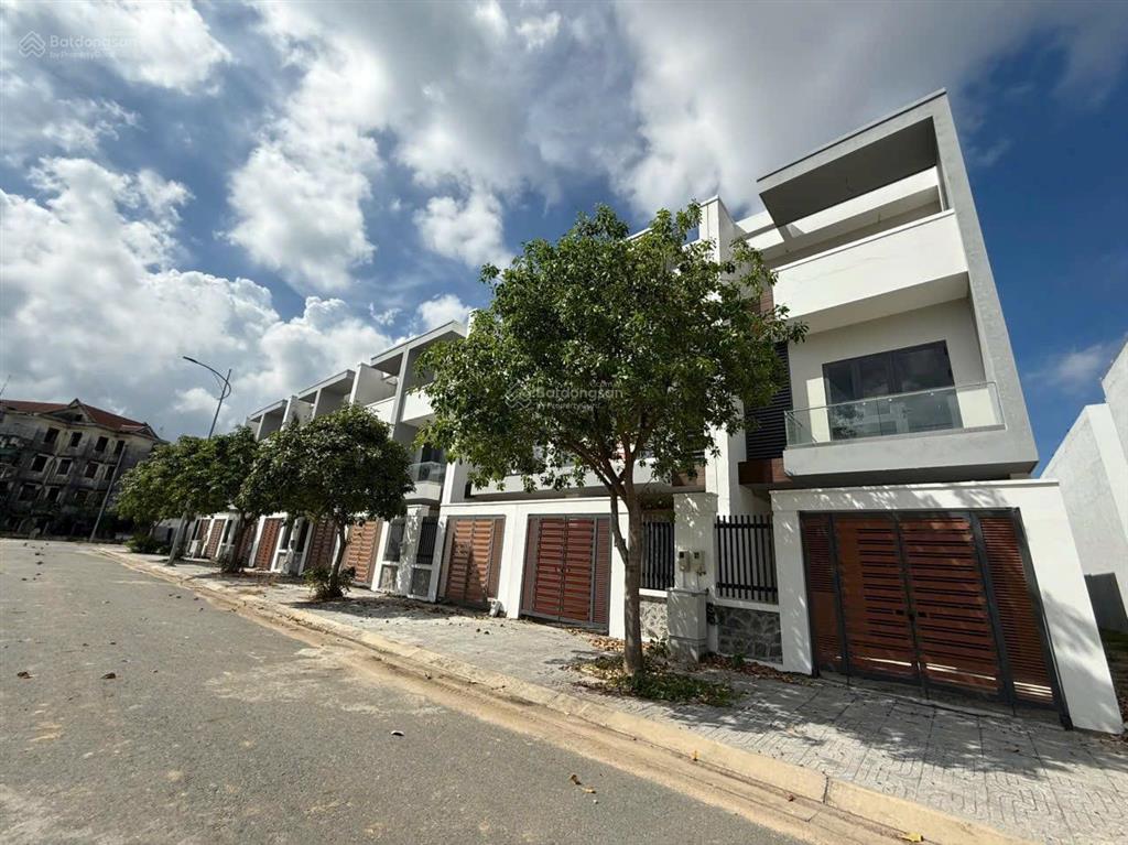 Bán gấp nhà phố 1 trệt 2 lầu 4 tỷ trung tâm bà rịa 120m2 đã có sổ, ql 51 phạm yến 0775 707 ***