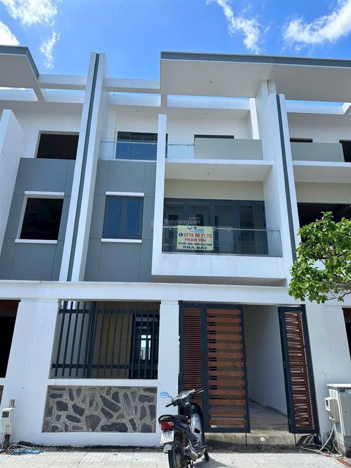 Bán gấp nhà phố 1 trệt 2 lầu 4 tỷ trung tâm bà rịa 120m2 đã có sổ, ql 51 phạm yến 0775 707 ***