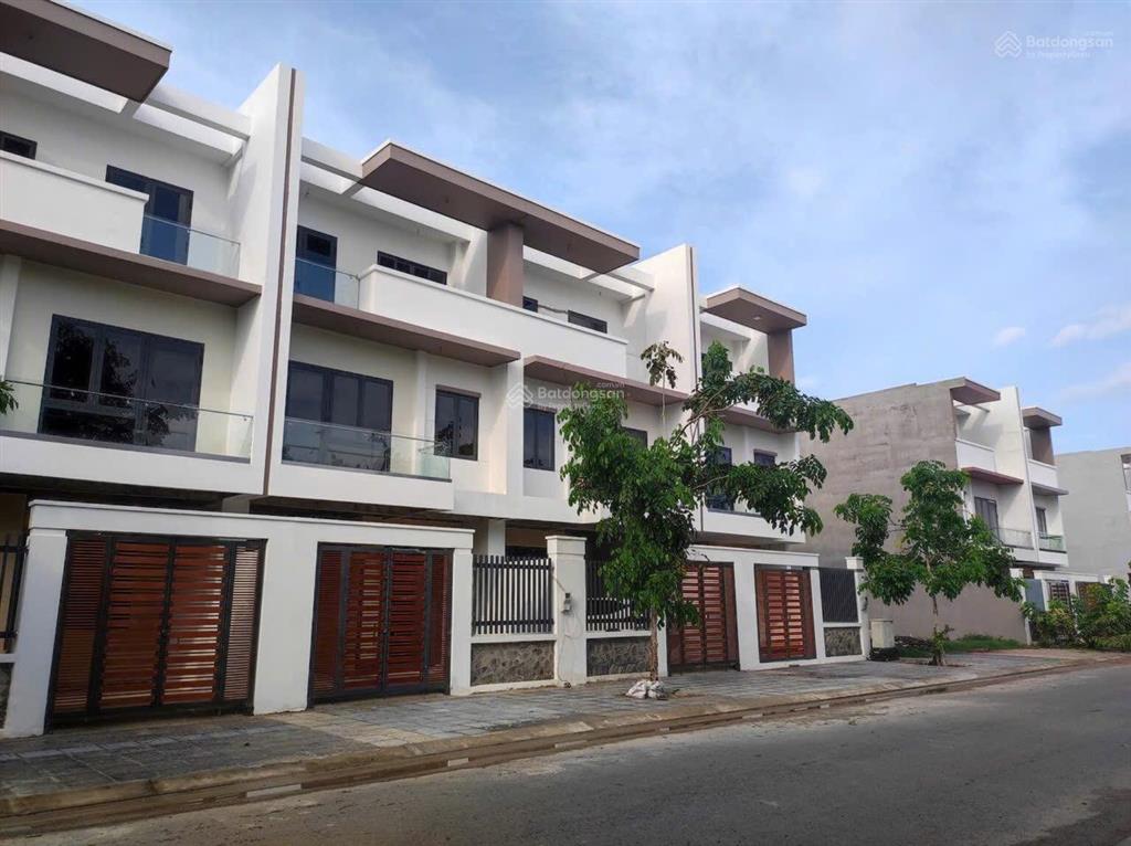 Bán gấp nhà phố 1 trệt 2 lầu 4 tỷ trung tâm bà rịa 120m2 đã có sổ, ql 51 phạm yến 0775 707 ***