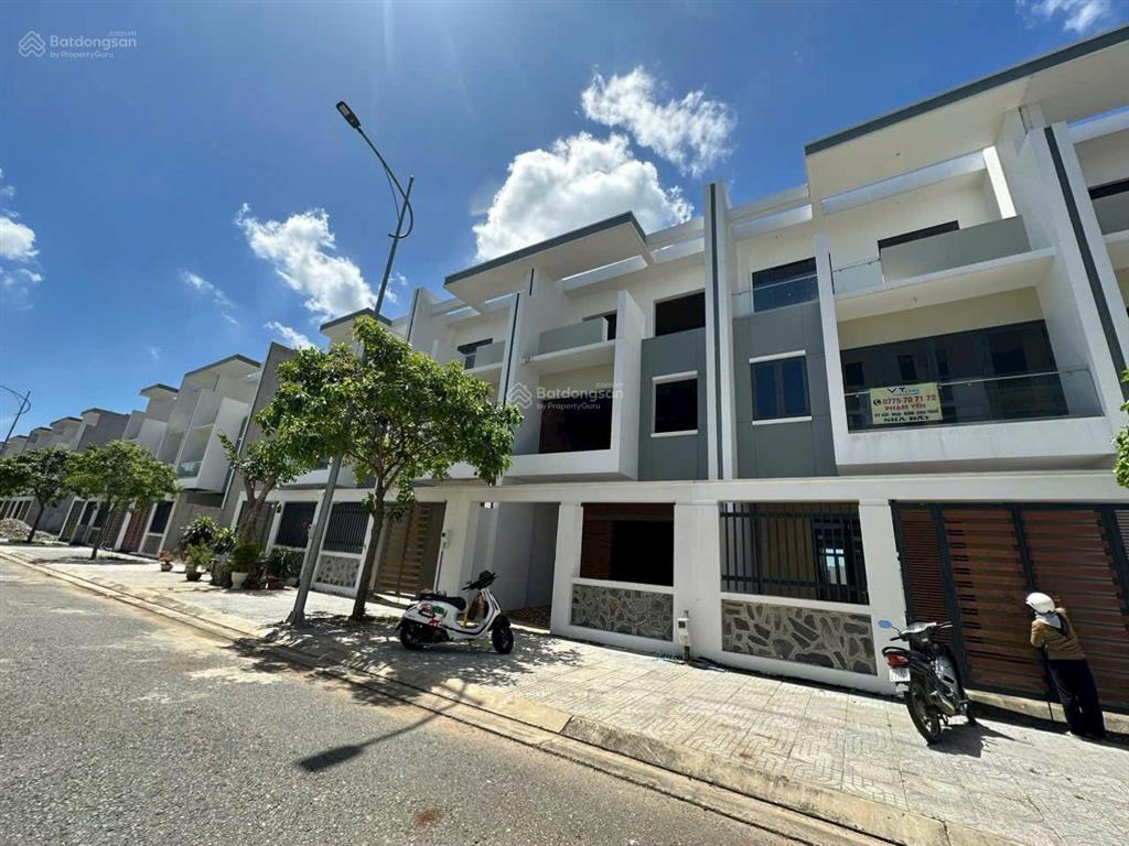 Bán gấp nhà phố 1 trệt 2 lầu 4 tỷ trung tâm bà rịa 120m2 đã có sổ, ql 51 phạm yến 0775 707 ***