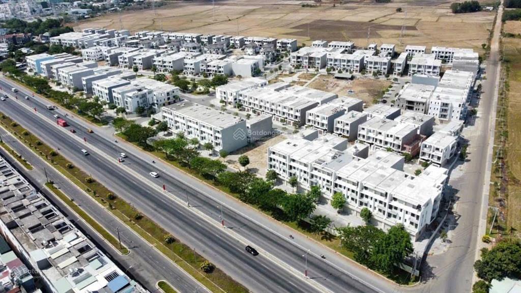 Bán gấp nền đất mặt tiền bà rịa ql51 long hương 120m² giá 3.6 tỷ khu br city gate. 0775 707 *** yến