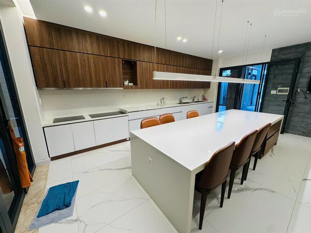 Bán căn biệt thự 485m² trung tâm bà rịa 12,9 tỷ tl, 3 mặt tiền full nội thất. 0775 707 *** phạm yến