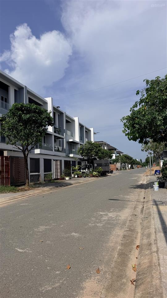 Bán nhà phố 1 trệt 2 lầu bà rịa city gate mới xây hoàn thiện có sổ, 5.1 tỷ  0775 707 *** phạm yến