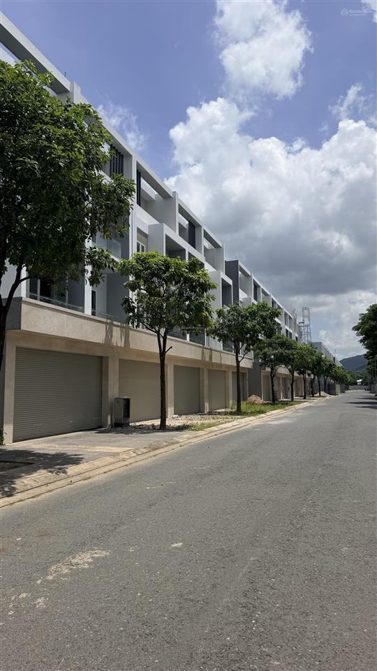 Bán nhà phố mặt tiền 3 lầu quốc lộ 51 bà rịa city gate 7,5 tỷ, 0775 707 *** phạm yến