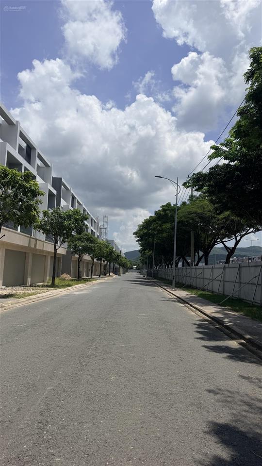 Bán nhà phố mặt tiền 3 lầu quốc lộ 51 bà rịa city gate 7,5 tỷ, 0775 707 *** phạm yến
