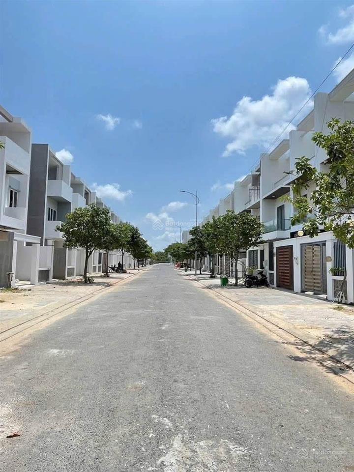 Cần tiền bán nhanh lô đất 120m2 bà rịa city gate mặt tiền ql51, 1.450 tỷ.  0775 707 *** phạm yến