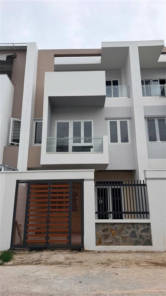Bán gấp nhà phố 1 trệt 2 lầu 4 tỷ bà rịa city gate mới xây, sổ sẵn  0775 707 *** phạm yến
