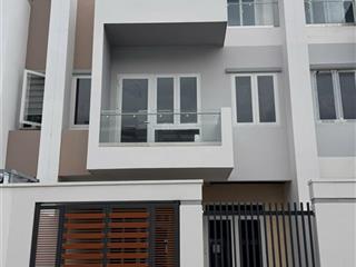 Bán gấp nhà phố 1 trệt 2 lầu 4 tỷ bà rịa city gate mới xây, sổ sẵn  0775 707 *** phạm yến