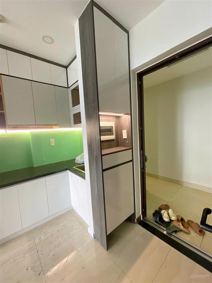 Bán gấp 2pn view trực diện hồ bơi, full nội thất, giá tốt thị trường, ban công rộng và mát mẻ