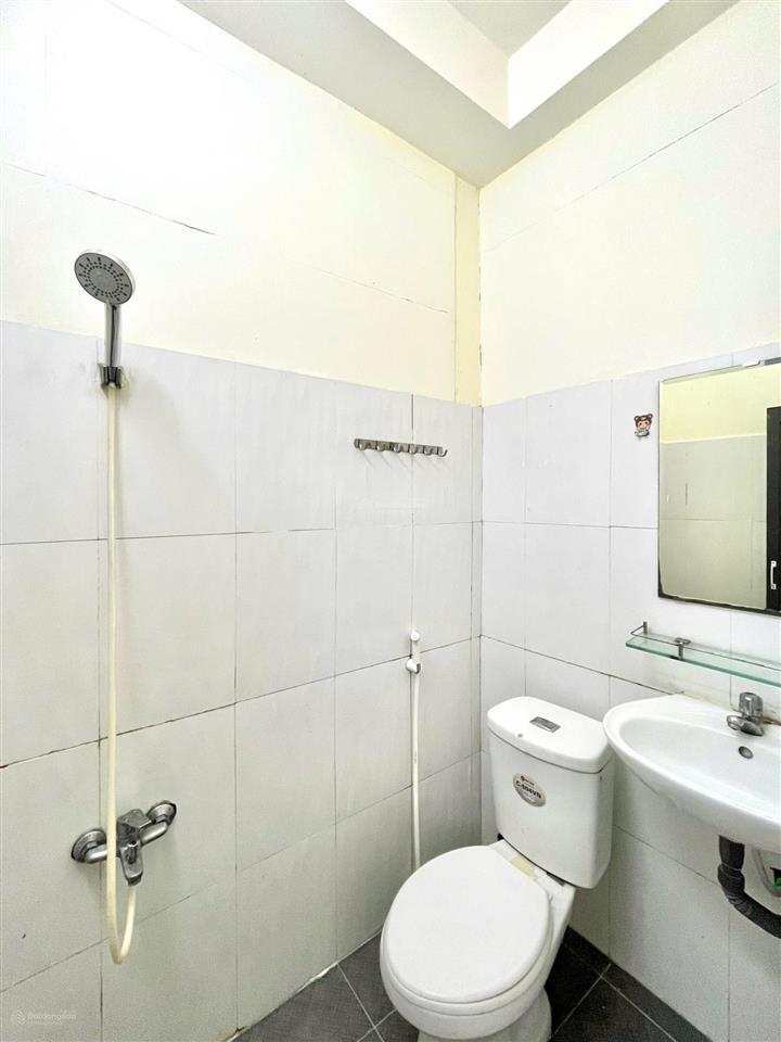 Phòng thoáng mát, full nội thất ngay đh ngoại thương