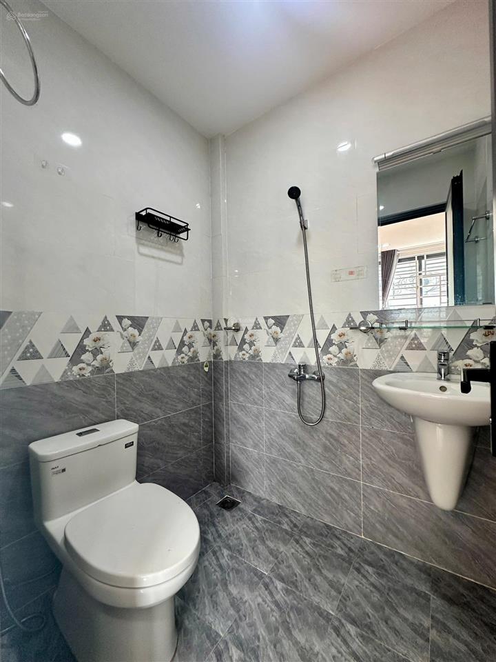 Phòng đón nắng mới xây ngay nguyễn xí bình thạnh