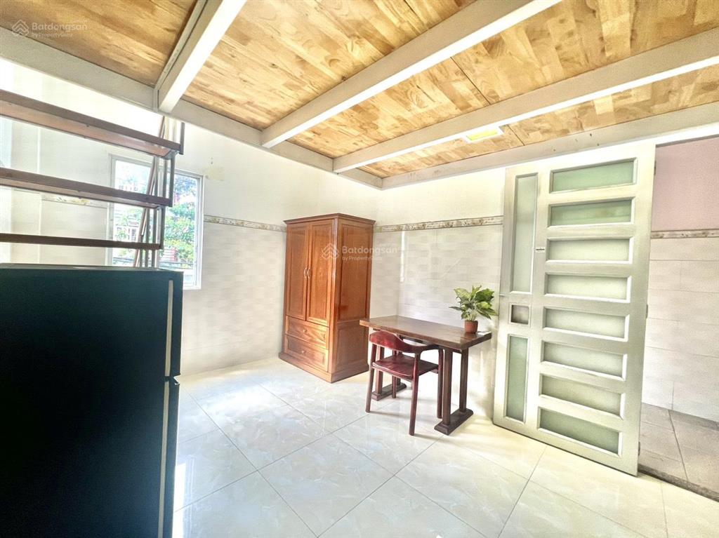 Phòng trọ thoáng mát, an ninh ngay đầm sen