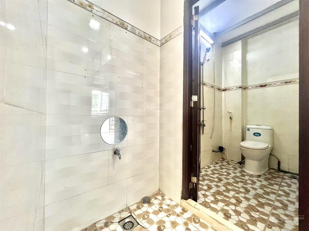 Phòng trọ thoáng mát, an ninh ngay đầm sen