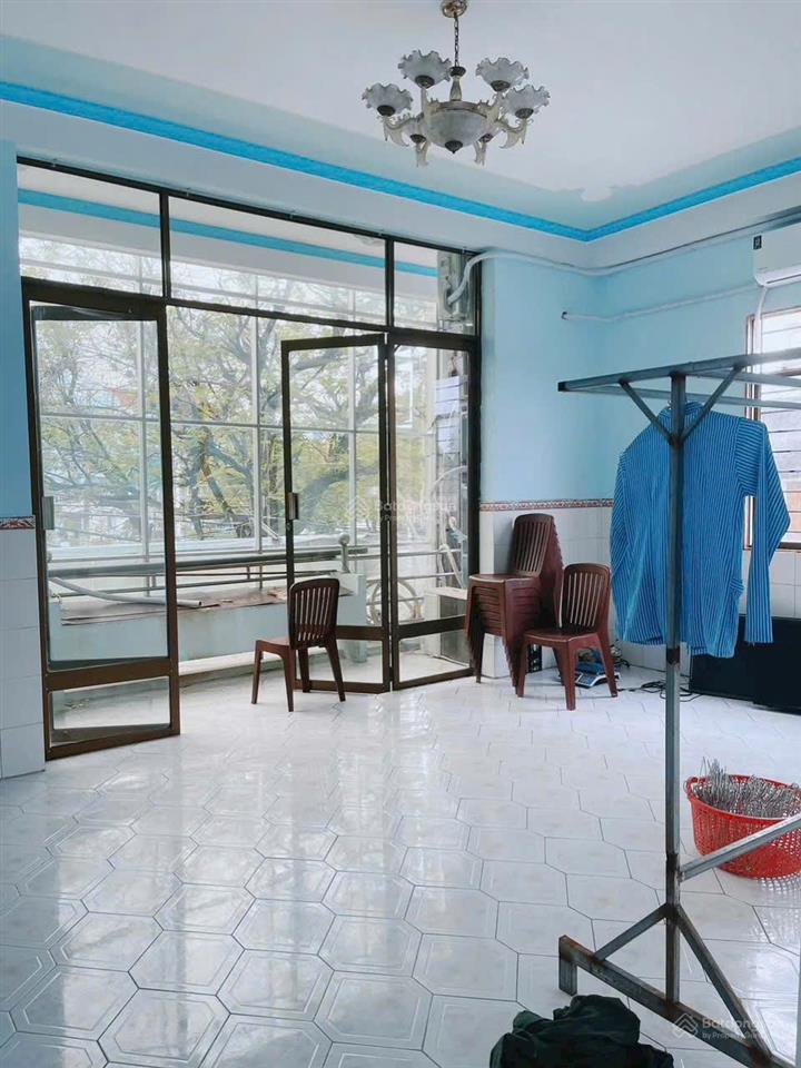 Cho thuê nhà 1 trệt 2 lầu mặt tiền đường 30 tháng 4 cần thơ giá 14 triệu
