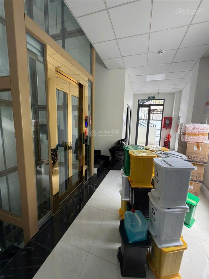Cho thuê tòa nhà văn phòng mặt tiền đường 30/4 trung tâm cần thơ, giá 120 triệu/tháng