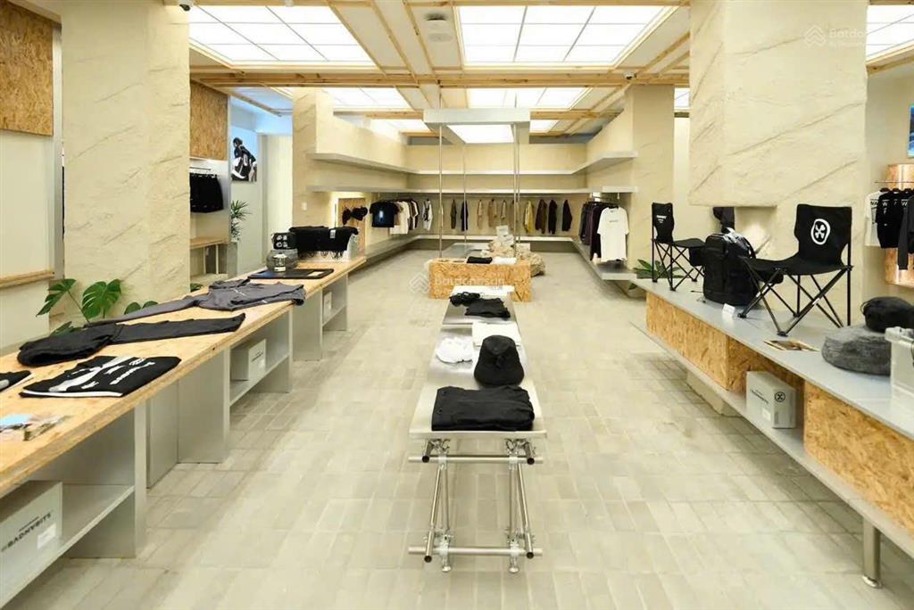 Cho thuê mặt bằng kinh doanh dtsd 550m2 nằm ngay mặt tiền đường lê văn sỹ, quận 3