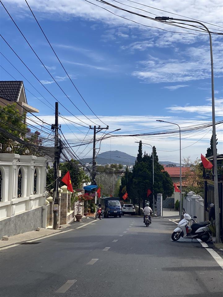 Bán villa sân vườn view hồ và rừng thông trường đại học, dt thực tế 600m2, ngang rộng, đường nhu