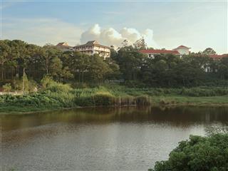 Bán villa sân vườn view hồ và rừng thông trường đại học, dt thực tế 600m2, ngang rộng, đường nhu