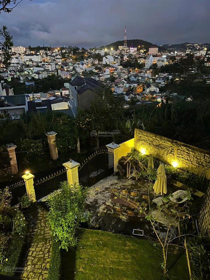Biệt thự trên đồi view hướng đông nhìn về trung tâm, góc 2mt đường nhựa, 357m2, sổ riêng, hoàn công