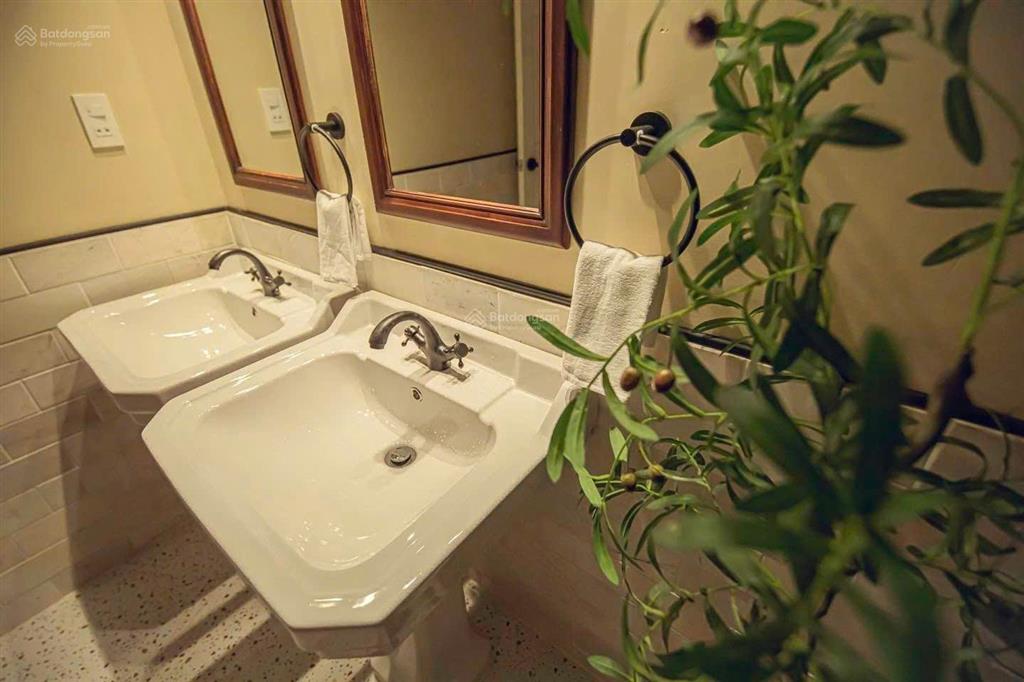 Biệt thự trên đồi view hướng đông nhìn về trung tâm, góc 2mt đường nhựa, 357m2, sổ riêng, hoàn công